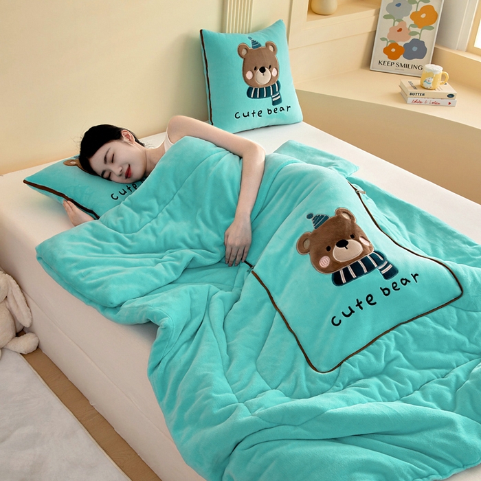 91家纺网 家纺一手货源 找家纺 阳光依佰抱枕被 2025秋冬新款牛奶绒多功能抱枕被系列-抱抱熊 抱抱熊---宝石兰