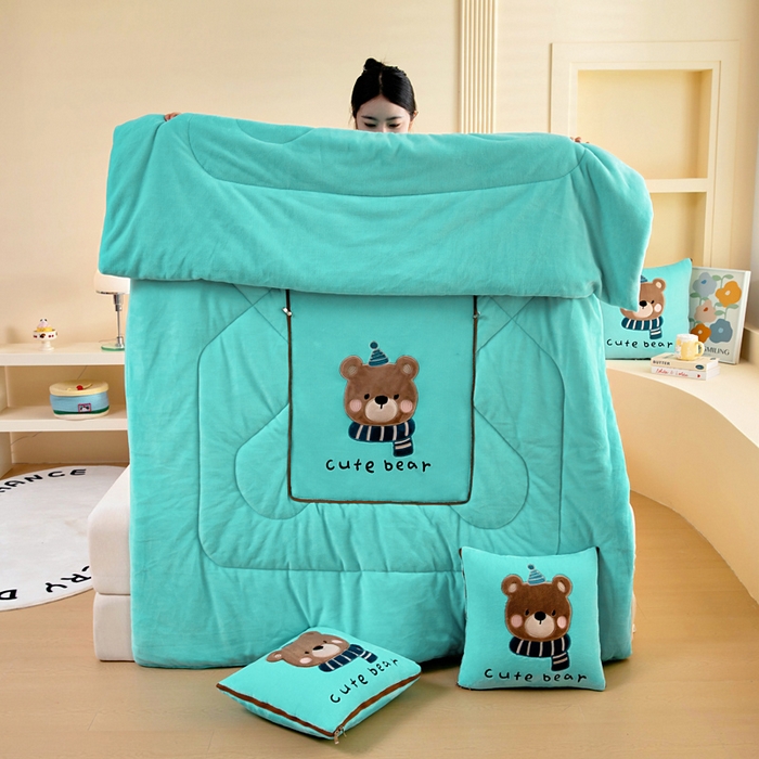 91家纺网 家纺一手货源 找家纺 阳光依佰抱枕被 2025秋冬新款牛奶绒多功能抱枕被系列-抱抱熊 抱抱熊---宝石兰