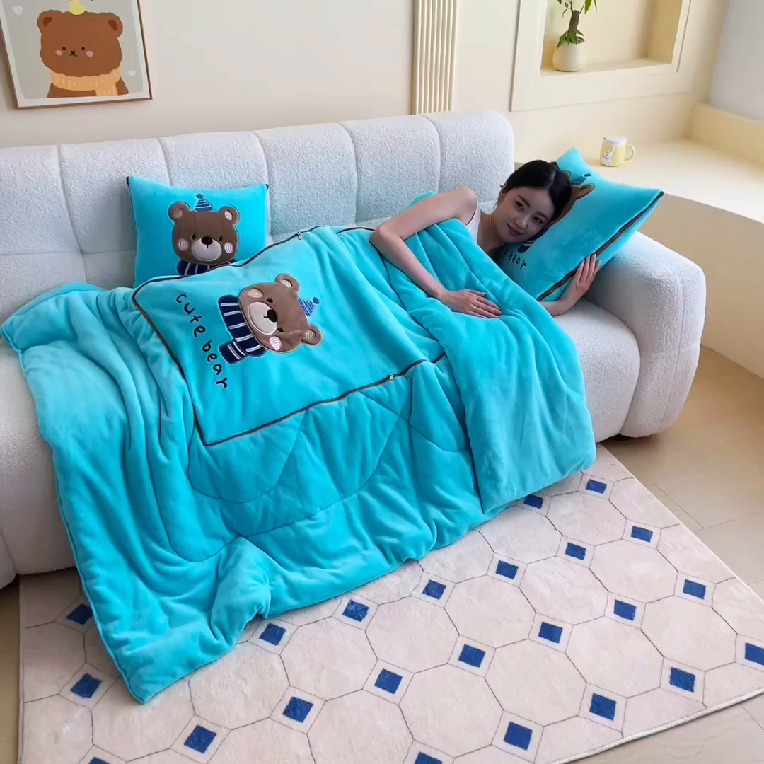 91家纺网 家纺一手货源 找家纺 阳光依佰抱枕被 2025秋冬新款牛奶绒多功能抱枕被系列-抱抱熊 抱抱熊---宝石兰