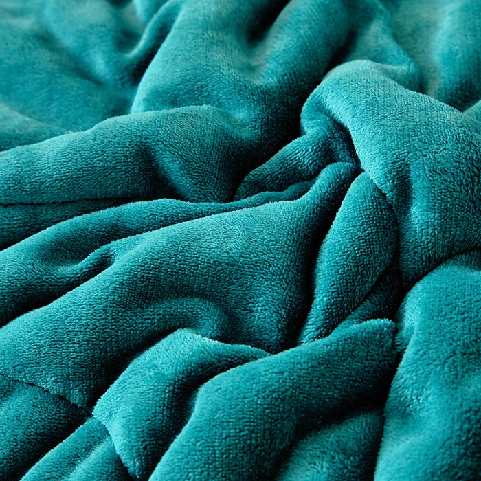 91家纺网 家纺一手货源 找家纺 阳光依佰抱枕被 2025秋冬新款牛奶绒多功能抱枕被系列-抱抱熊 抱抱熊---孔雀绿