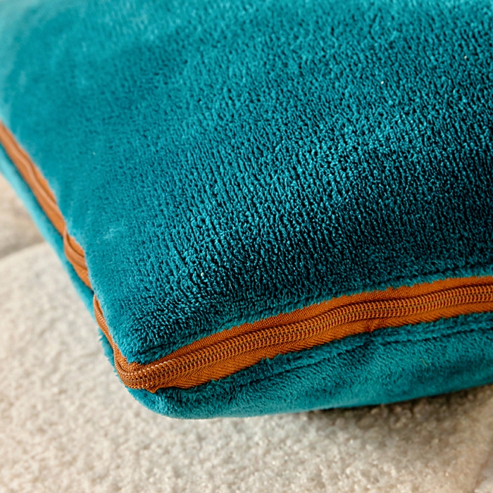 91家纺网 家纺一手货源 找家纺 阳光依佰抱枕被 2025秋冬新款牛奶绒多功能抱枕被系列-抱抱熊 抱抱熊---孔雀绿