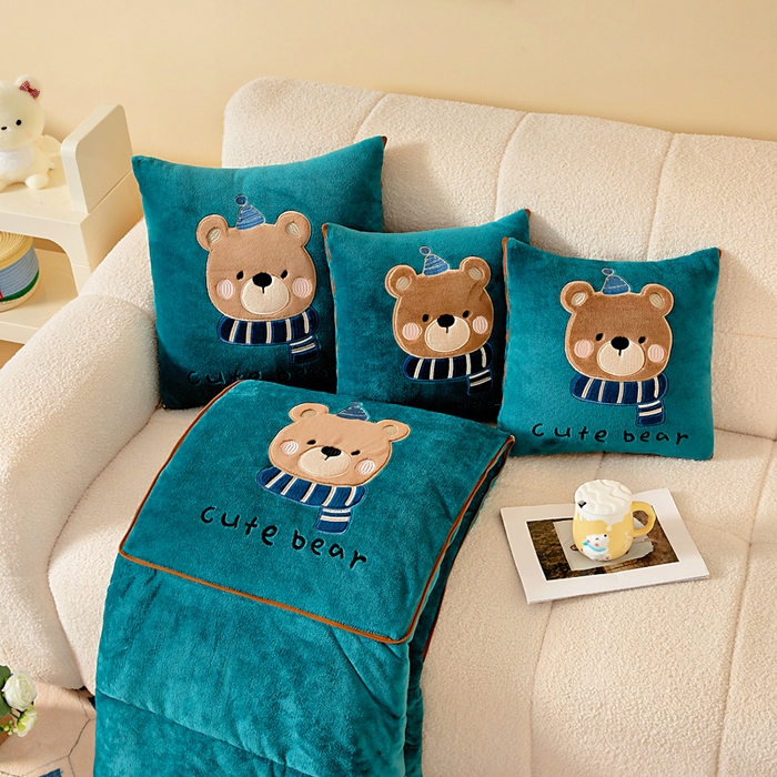 91家纺网 家纺一手货源 找家纺 阳光依佰抱枕被 2025秋冬新款牛奶绒多功能抱枕被系列-抱抱熊 抱抱熊---孔雀绿