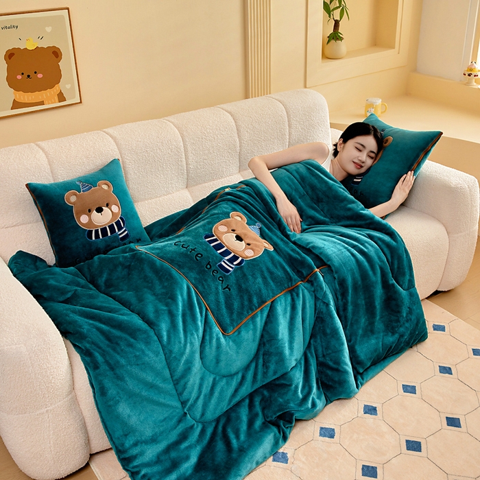 91家纺网 家纺一手货源 找家纺 阳光依佰抱枕被 2025秋冬新款牛奶绒多功能抱枕被系列-抱抱熊 抱抱熊---孔雀绿