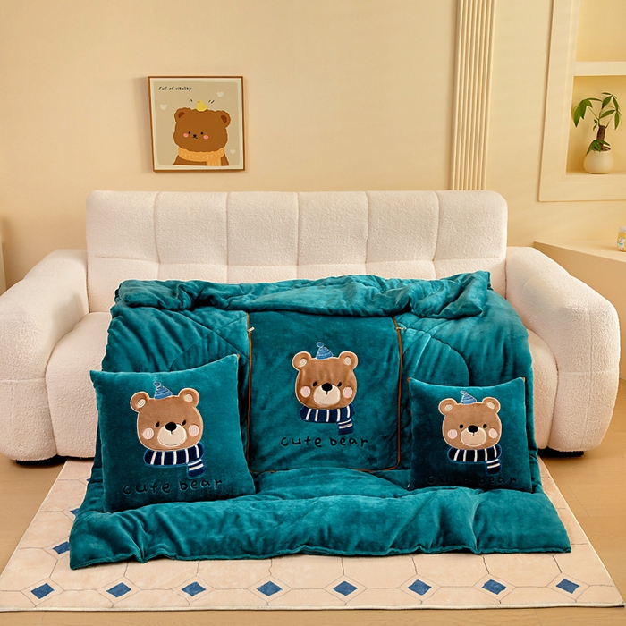 91家纺网 家纺一手货源 找家纺 阳光依佰抱枕被 2025秋冬新款牛奶绒多功能抱枕被系列-抱抱熊 抱抱熊---孔雀绿