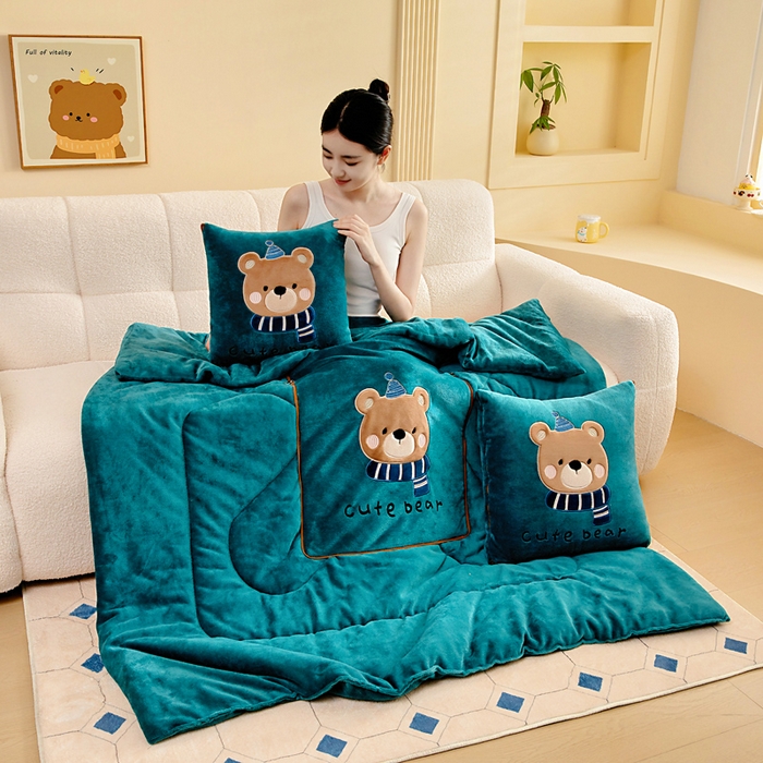 91家纺网 家纺一手货源 找家纺 阳光依佰抱枕被 2025秋冬新款牛奶绒多功能抱枕被系列-抱抱熊 抱抱熊---孔雀绿