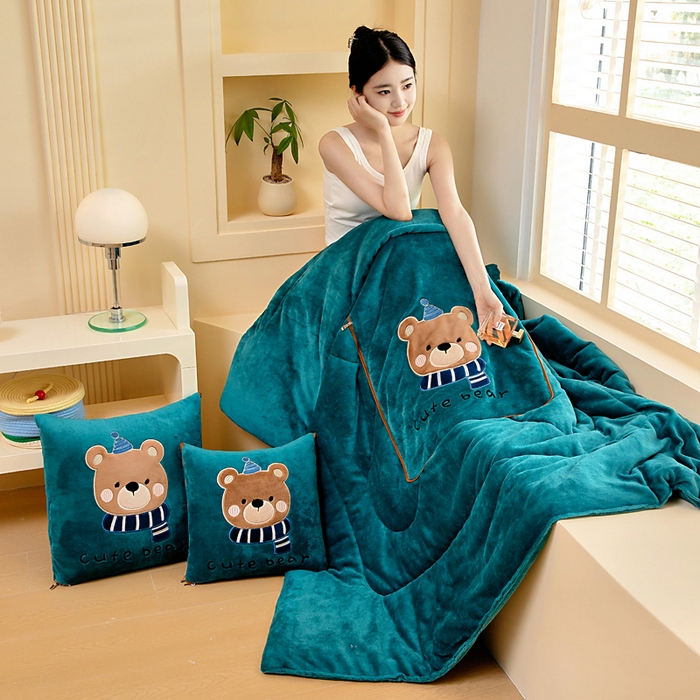 91家纺网 家纺一手货源 找家纺 阳光依佰抱枕被 2025秋冬新款牛奶绒多功能抱枕被系列-抱抱熊 抱抱熊---孔雀绿