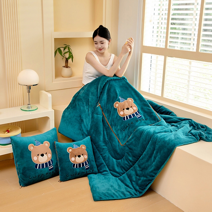 91家纺网 家纺一手货源 找家纺 阳光依佰抱枕被 2025秋冬新款牛奶绒多功能抱枕被系列-抱抱熊 抱抱熊---孔雀绿