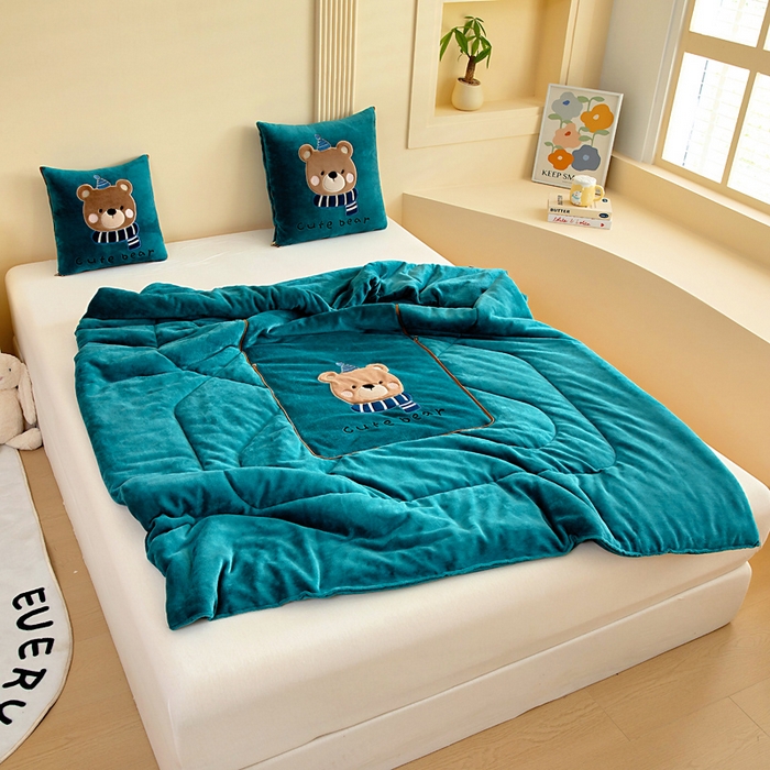 91家纺网 家纺一手货源 找家纺 阳光依佰抱枕被 2025秋冬新款牛奶绒多功能抱枕被系列-抱抱熊 抱抱熊---孔雀绿