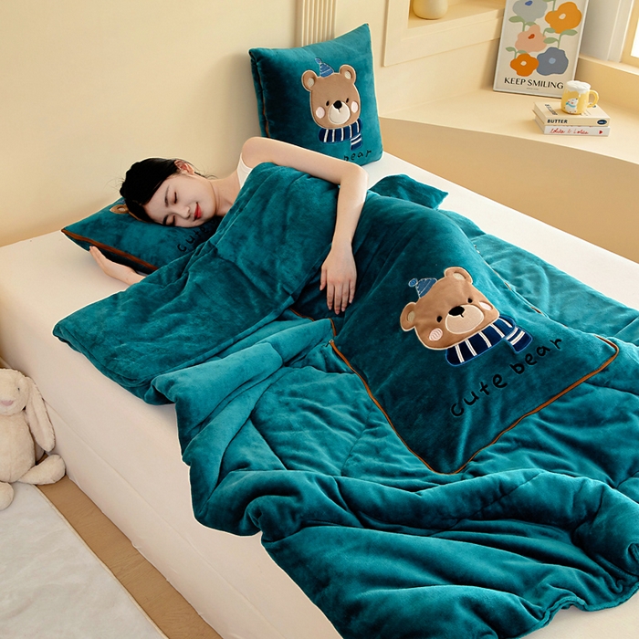 91家纺网 家纺一手货源 找家纺 阳光依佰抱枕被 2025秋冬新款牛奶绒多功能抱枕被系列-抱抱熊 抱抱熊---孔雀绿