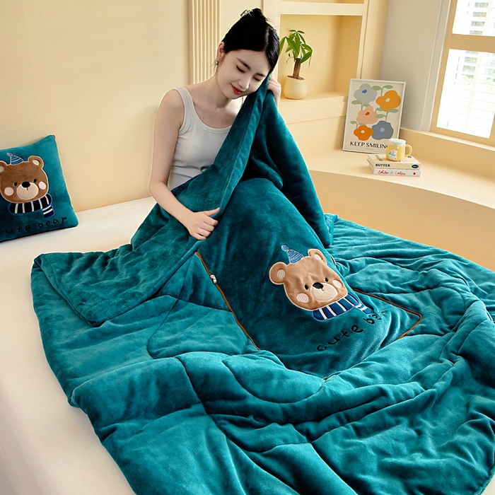 91家纺网 家纺一手货源 找家纺 阳光依佰抱枕被 2025秋冬新款牛奶绒多功能抱枕被系列-抱抱熊 抱抱熊---孔雀绿