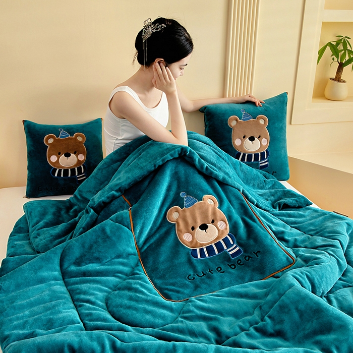 91家纺网 家纺一手货源 找家纺 阳光依佰抱枕被 2025秋冬新款牛奶绒多功能抱枕被系列-抱抱熊 抱抱熊---孔雀绿