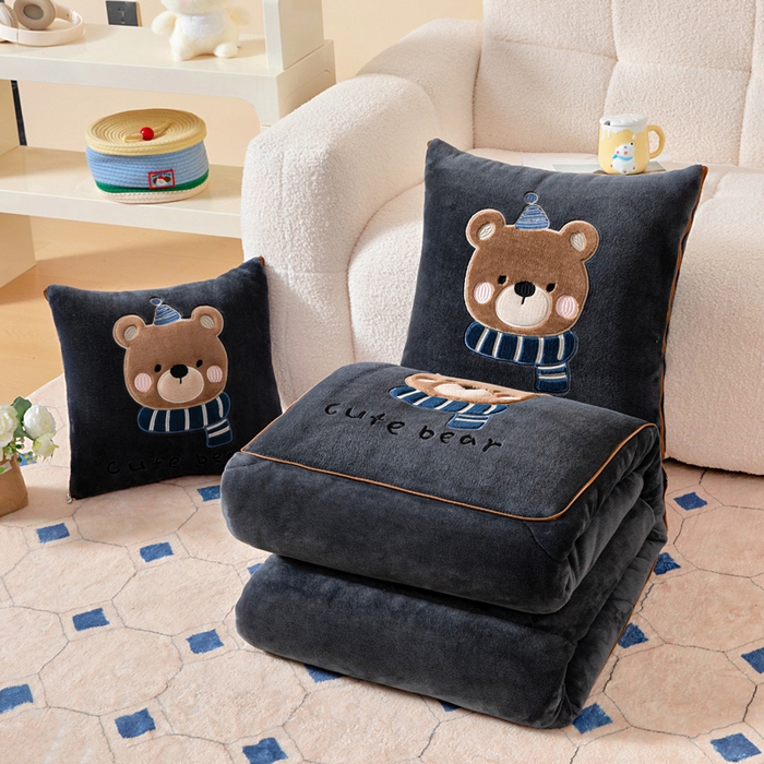 阳光依佰抱枕被 2025秋冬新款牛奶绒多功能抱枕被系列-抱抱熊 抱抱熊---神秘黑