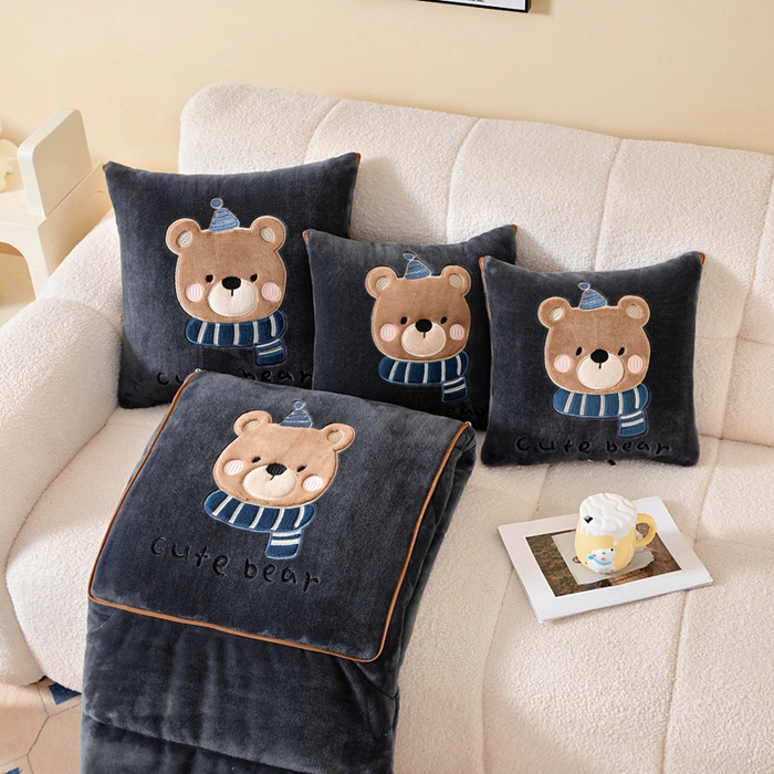 91家纺网 家纺一手货源 找家纺 阳光依佰抱枕被 2025秋冬新款牛奶绒多功能抱枕被系列-抱抱熊 抱抱熊---神秘黑