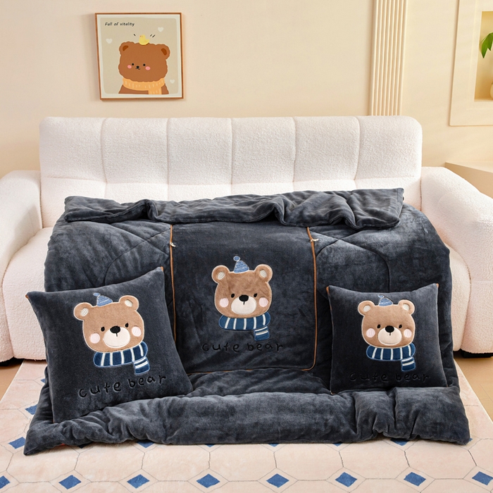 91家纺网 家纺一手货源 找家纺 阳光依佰抱枕被 2025秋冬新款牛奶绒多功能抱枕被系列-抱抱熊 抱抱熊---神秘黑