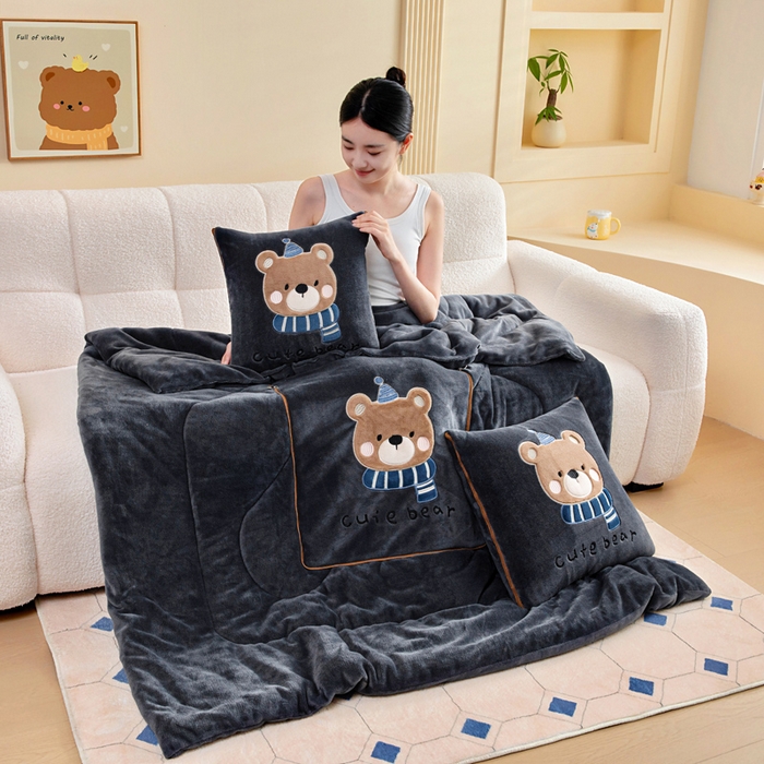 91家纺网 家纺一手货源 找家纺 阳光依佰抱枕被 2025秋冬新款牛奶绒多功能抱枕被系列-抱抱熊 抱抱熊---神秘黑
