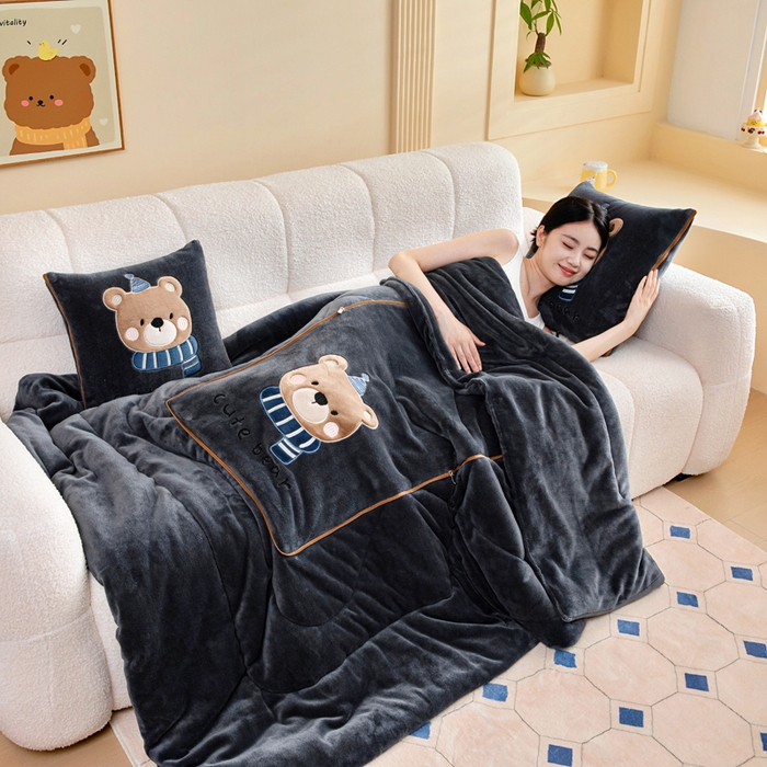 91家纺网 家纺一手货源 找家纺 阳光依佰抱枕被 2025秋冬新款牛奶绒多功能抱枕被系列-抱抱熊 抱抱熊---神秘黑