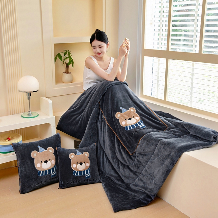 91家纺网 家纺一手货源 找家纺 阳光依佰抱枕被 2025秋冬新款牛奶绒多功能抱枕被系列-抱抱熊 抱抱熊---神秘黑