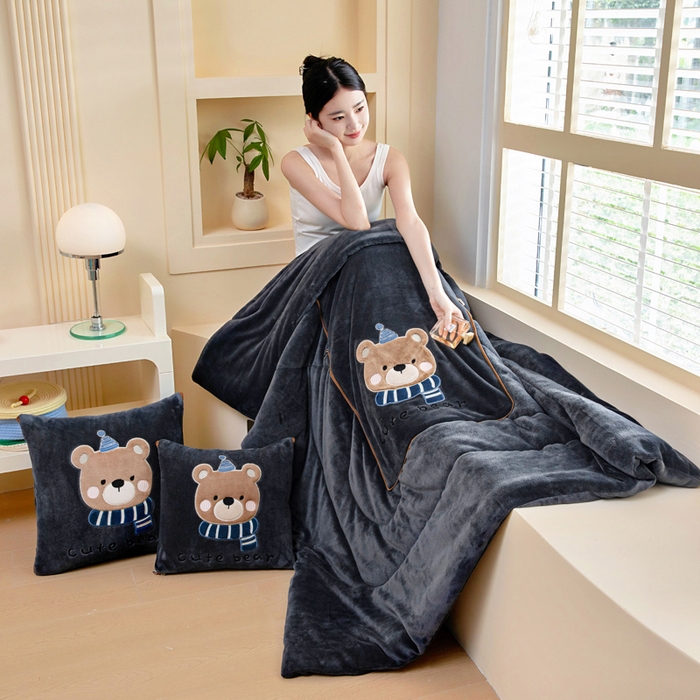 91家纺网 家纺一手货源 找家纺 阳光依佰抱枕被 2025秋冬新款牛奶绒多功能抱枕被系列-抱抱熊 抱抱熊---神秘黑