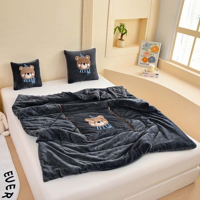 91家纺网 家纺一手货源 找家纺 阳光依佰抱枕被 2025秋冬新款牛奶绒多功能抱枕被系列-抱抱熊 抱抱熊---神秘黑