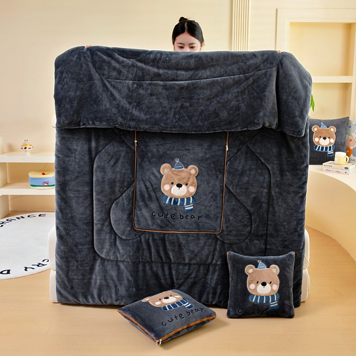 91家纺网 家纺一手货源 找家纺 阳光依佰抱枕被 2025秋冬新款牛奶绒多功能抱枕被系列-抱抱熊 抱抱熊---神秘黑