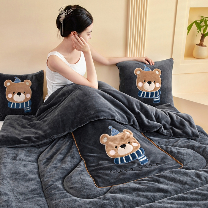 91家纺网 家纺一手货源 找家纺 阳光依佰抱枕被 2025秋冬新款牛奶绒多功能抱枕被系列-抱抱熊 抱抱熊---神秘黑