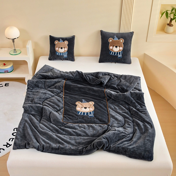 91家纺网 家纺一手货源 找家纺 阳光依佰抱枕被 2025秋冬新款牛奶绒多功能抱枕被系列-抱抱熊 抱抱熊---神秘黑