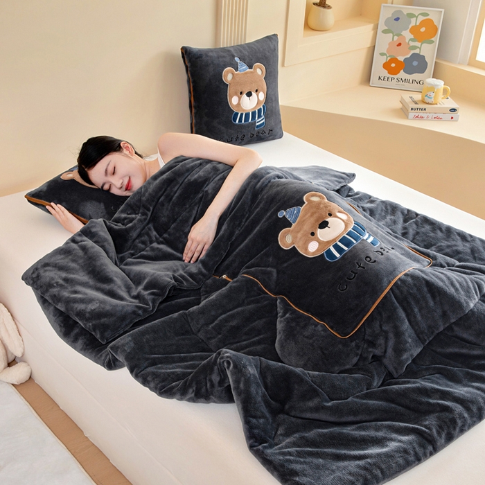 91家纺网 家纺一手货源 找家纺 阳光依佰抱枕被 2025秋冬新款牛奶绒多功能抱枕被系列-抱抱熊 抱抱熊---神秘黑