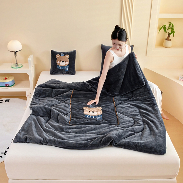 91家纺网 家纺一手货源 找家纺 阳光依佰抱枕被 2025秋冬新款牛奶绒多功能抱枕被系列-抱抱熊 抱抱熊---神秘黑