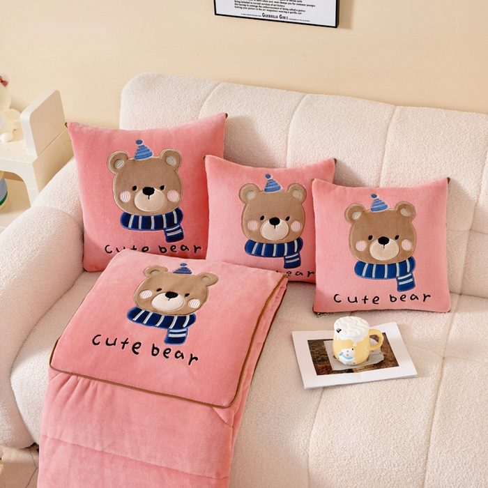 91家纺网 家纺一手货源 找家纺 阳光依佰抱枕被 2025秋冬新款牛奶绒多功能抱枕被系列-抱抱熊 抱抱熊---西瓜红