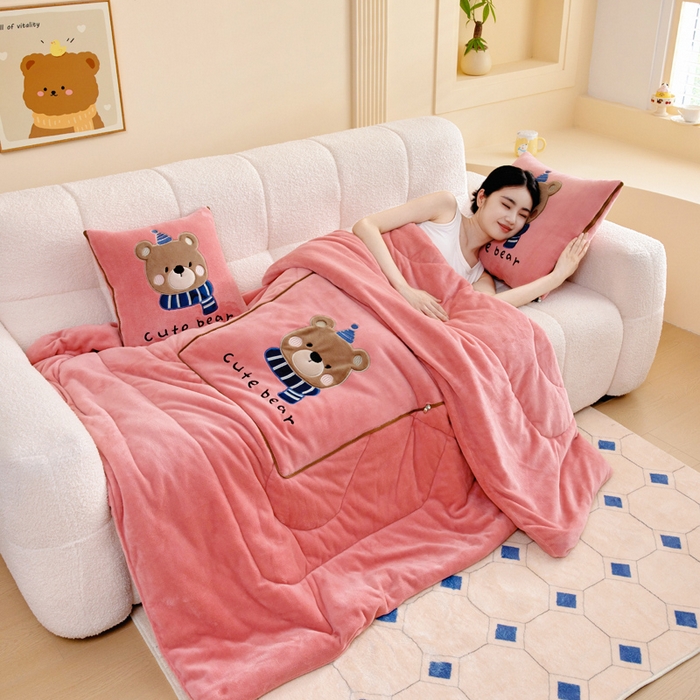 91家纺网 家纺一手货源 找家纺 阳光依佰抱枕被 2025秋冬新款牛奶绒多功能抱枕被系列-抱抱熊 抱抱熊---西瓜红