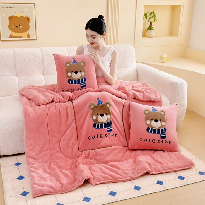 91家纺网 家纺一手货源 找家纺 阳光依佰抱枕被 2025秋冬新款牛奶绒多功能抱枕被系列-抱抱熊 抱抱熊---西瓜红