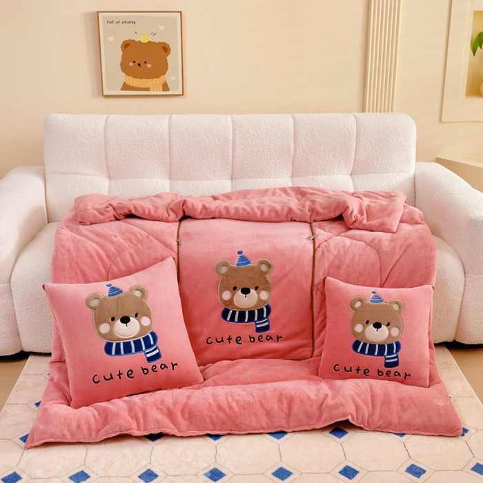 91家纺网 家纺一手货源 找家纺 阳光依佰抱枕被 2025秋冬新款牛奶绒多功能抱枕被系列-抱抱熊 抱抱熊---西瓜红