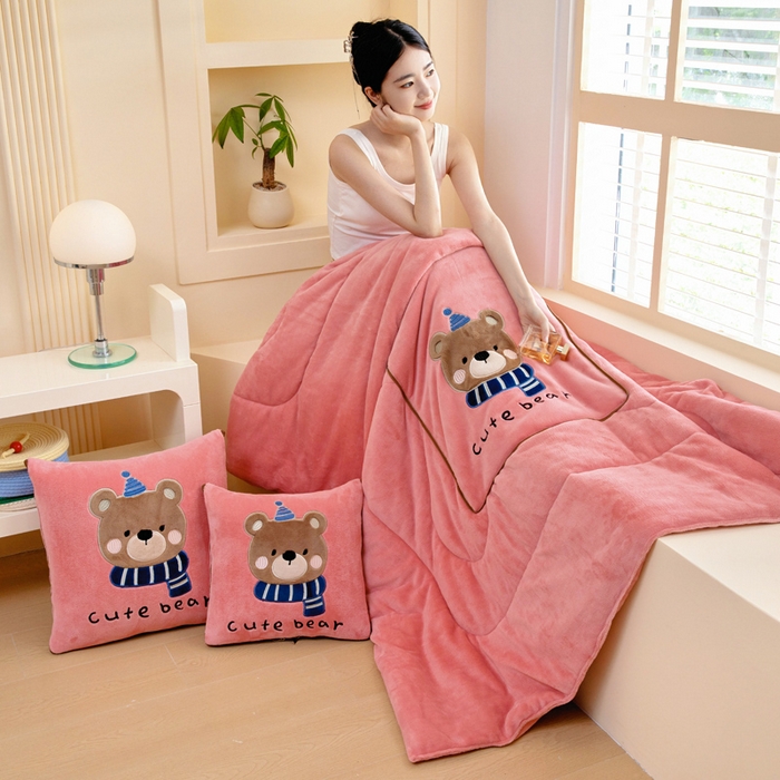 91家纺网 家纺一手货源 找家纺 阳光依佰抱枕被 2025秋冬新款牛奶绒多功能抱枕被系列-抱抱熊 抱抱熊---西瓜红