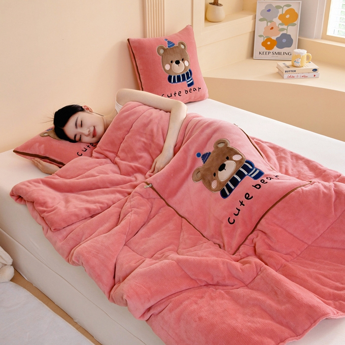 91家纺网 家纺一手货源 找家纺 阳光依佰抱枕被 2025秋冬新款牛奶绒多功能抱枕被系列-抱抱熊 抱抱熊---西瓜红