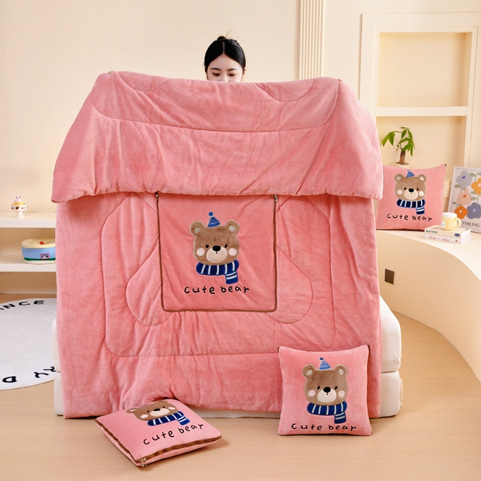 91家纺网 家纺一手货源 找家纺 阳光依佰抱枕被 2025秋冬新款牛奶绒多功能抱枕被系列-抱抱熊 抱抱熊---西瓜红