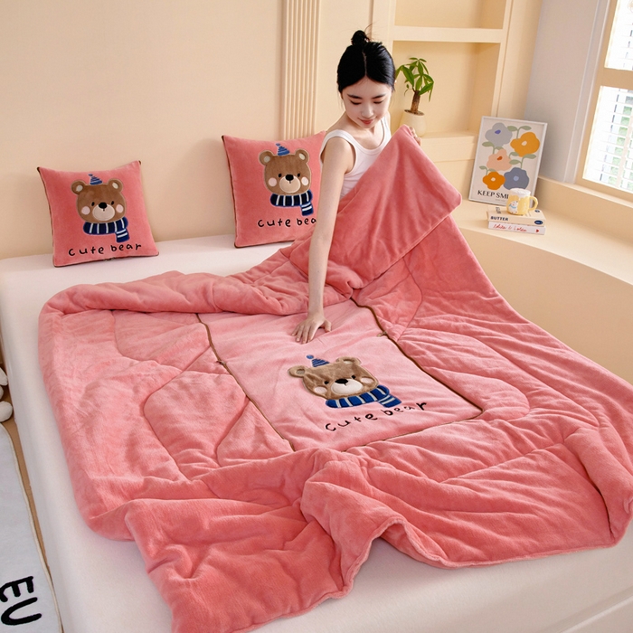 91家纺网 家纺一手货源 找家纺 阳光依佰抱枕被 2025秋冬新款牛奶绒多功能抱枕被系列-抱抱熊 抱抱熊---西瓜红