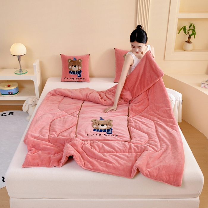 91家纺网 家纺一手货源 找家纺 阳光依佰抱枕被 2025秋冬新款牛奶绒多功能抱枕被系列-抱抱熊 抱抱熊---西瓜红