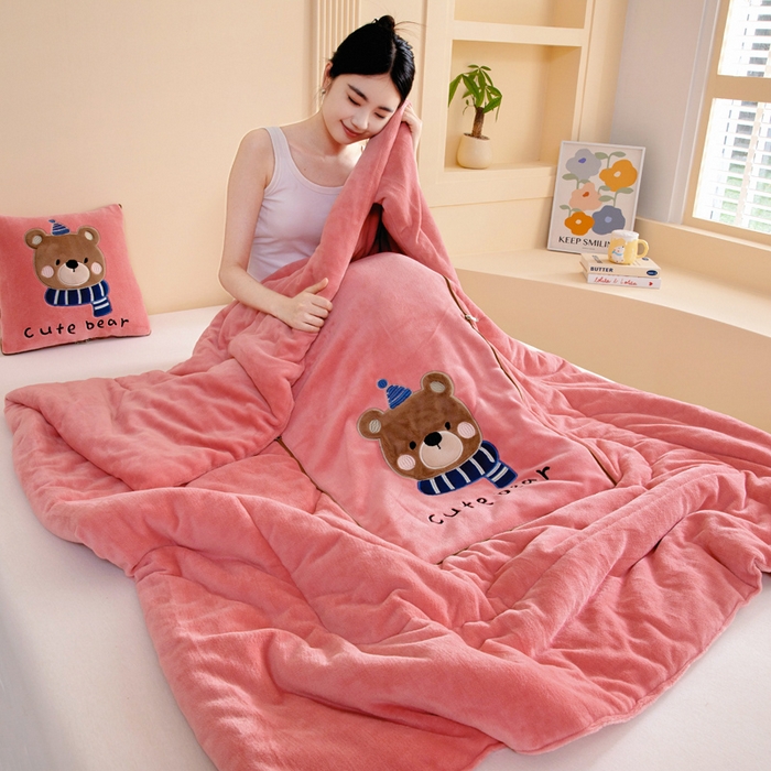 91家纺网 家纺一手货源 找家纺 阳光依佰抱枕被 2025秋冬新款牛奶绒多功能抱枕被系列-抱抱熊 抱抱熊---西瓜红