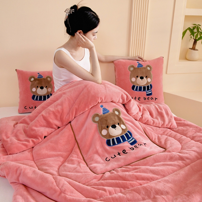 91家纺网 家纺一手货源 找家纺 阳光依佰抱枕被 2025秋冬新款牛奶绒多功能抱枕被系列-抱抱熊 抱抱熊---西瓜红