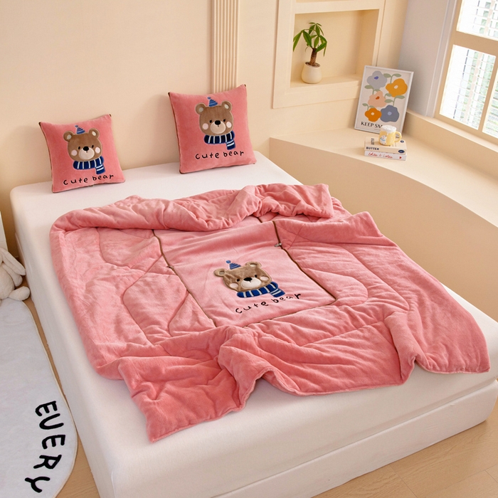 91家纺网 家纺一手货源 找家纺 阳光依佰抱枕被 2025秋冬新款牛奶绒多功能抱枕被系列-抱抱熊 抱抱熊---西瓜红