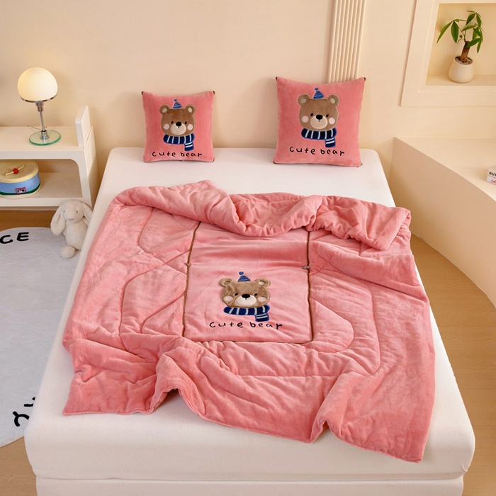 91家纺网 家纺一手货源 找家纺 阳光依佰抱枕被 2025秋冬新款牛奶绒多功能抱枕被系列-抱抱熊 抱抱熊---西瓜红