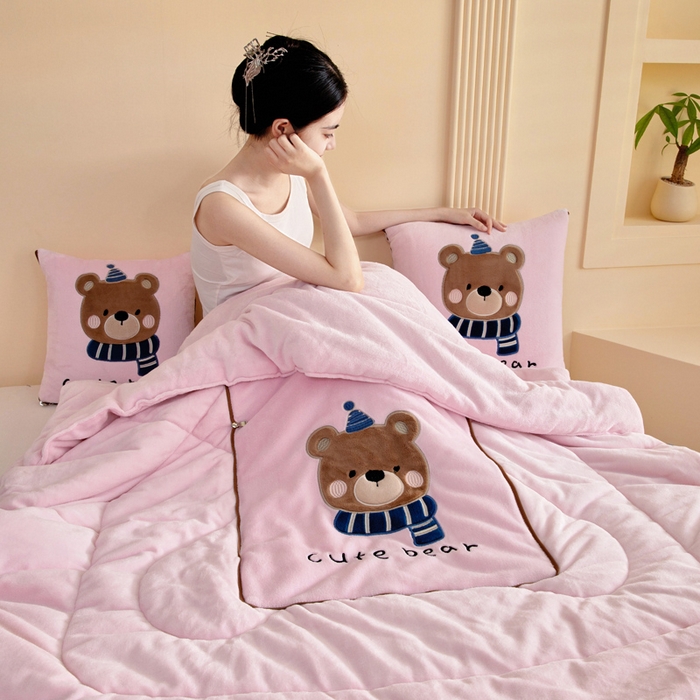 91家纺网 家纺一手货源 找家纺 阳光依佰抱枕被 2025秋冬新款牛奶绒多功能抱枕被系列-抱抱熊 抱抱熊---樱花粉