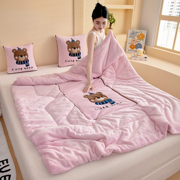 91家纺网 家纺一手货源 找家纺 阳光依佰抱枕被 2025秋冬新款牛奶绒多功能抱枕被系列-抱抱熊 抱抱熊---樱花粉