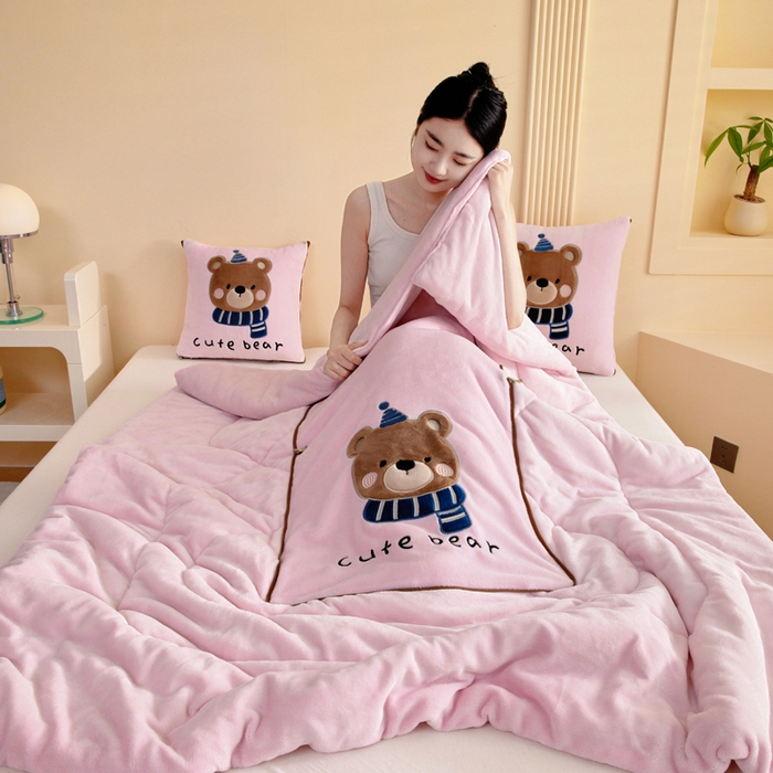 91家纺网 家纺一手货源 找家纺 阳光依佰抱枕被 2025秋冬新款牛奶绒多功能抱枕被系列-抱抱熊 抱抱熊---樱花粉