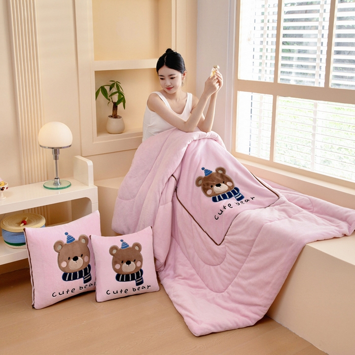 91家纺网 家纺一手货源 找家纺 阳光依佰抱枕被 2025秋冬新款牛奶绒多功能抱枕被系列-抱抱熊 抱抱熊---樱花粉