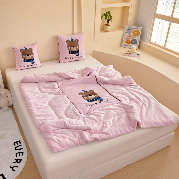 91家纺网 家纺一手货源 找家纺 阳光依佰抱枕被 2025秋冬新款牛奶绒多功能抱枕被系列-抱抱熊 抱抱熊---樱花粉