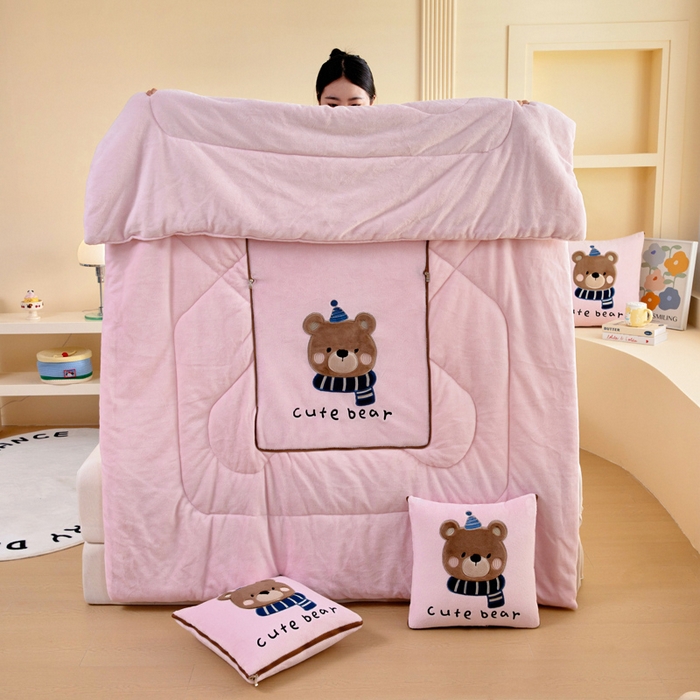 91家纺网 家纺一手货源 找家纺 阳光依佰抱枕被 2025秋冬新款牛奶绒多功能抱枕被系列-抱抱熊 抱抱熊---樱花粉