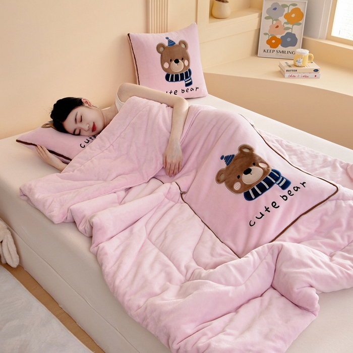 91家纺网 家纺一手货源 找家纺 阳光依佰抱枕被 2025秋冬新款牛奶绒多功能抱枕被系列-抱抱熊 抱抱熊---樱花粉