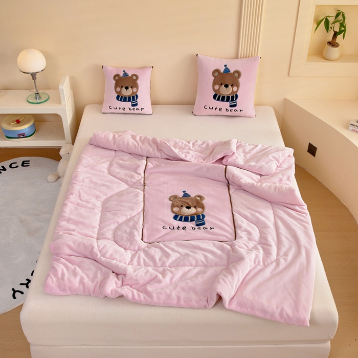 91家纺网 家纺一手货源 找家纺 阳光依佰抱枕被 2025秋冬新款牛奶绒多功能抱枕被系列-抱抱熊 抱抱熊---樱花粉