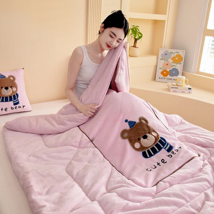 91家纺网 家纺一手货源 找家纺 阳光依佰抱枕被 2025秋冬新款牛奶绒多功能抱枕被系列-抱抱熊 抱抱熊---樱花粉